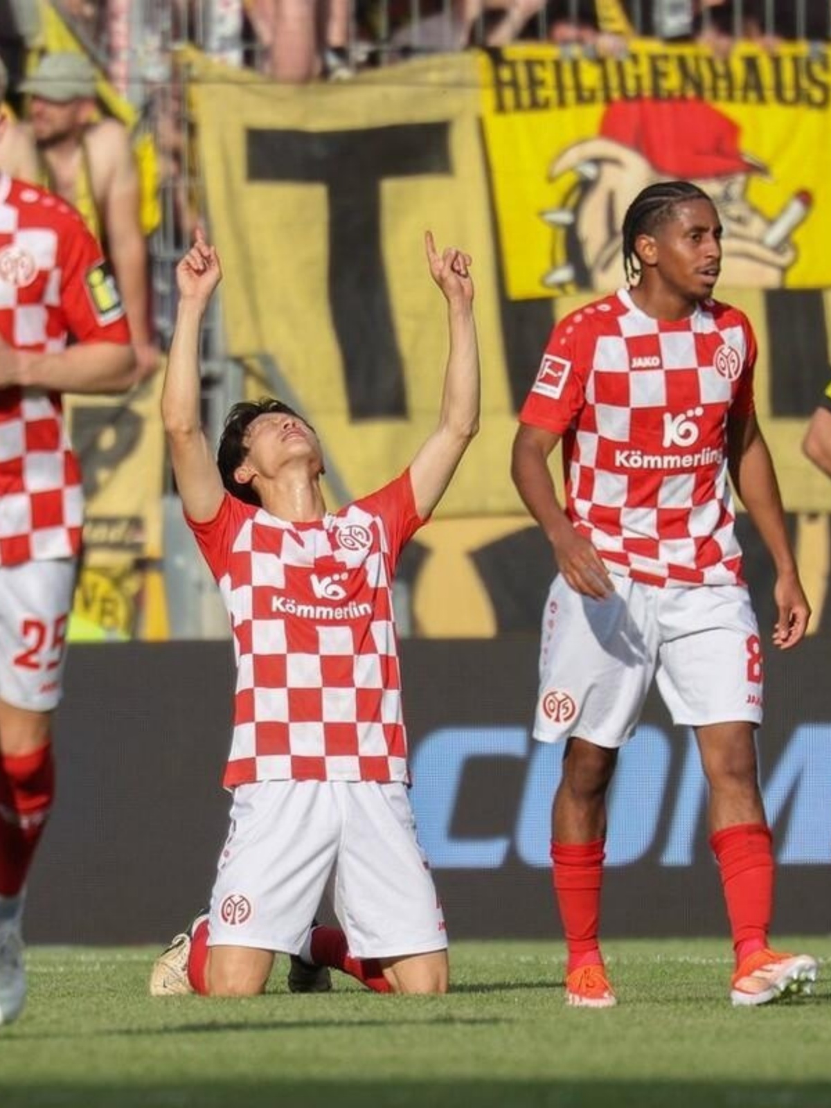 crown sports-多特蒙德后卫神勇救险，助球队成功保级，业务销售记者.-crown sports